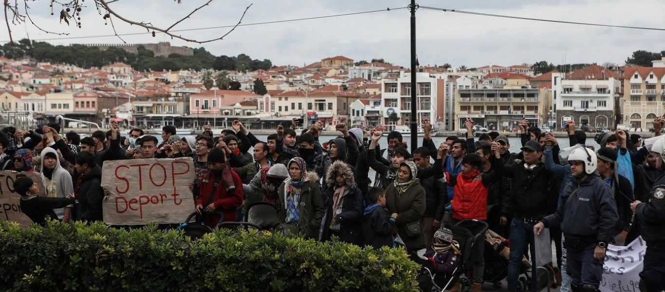 Επεισόδια στη Μυτιλήνη: Πολίτες εμποδίζουν την αποβίβαση αλλοδαπών - Επιτέθηκαν σε μέλη ΜΚΟ (βίντεο)